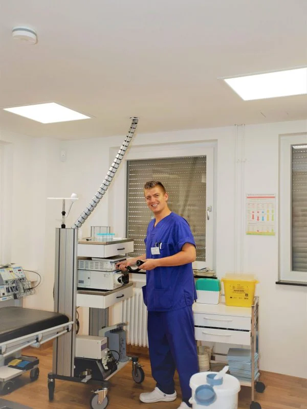 Mitarbeiter bei der Vorbereitung eines Untersuchungsraums