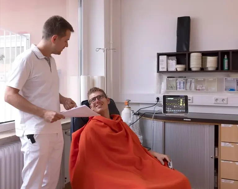 Betreuung einer Patientin im Praxisalltag