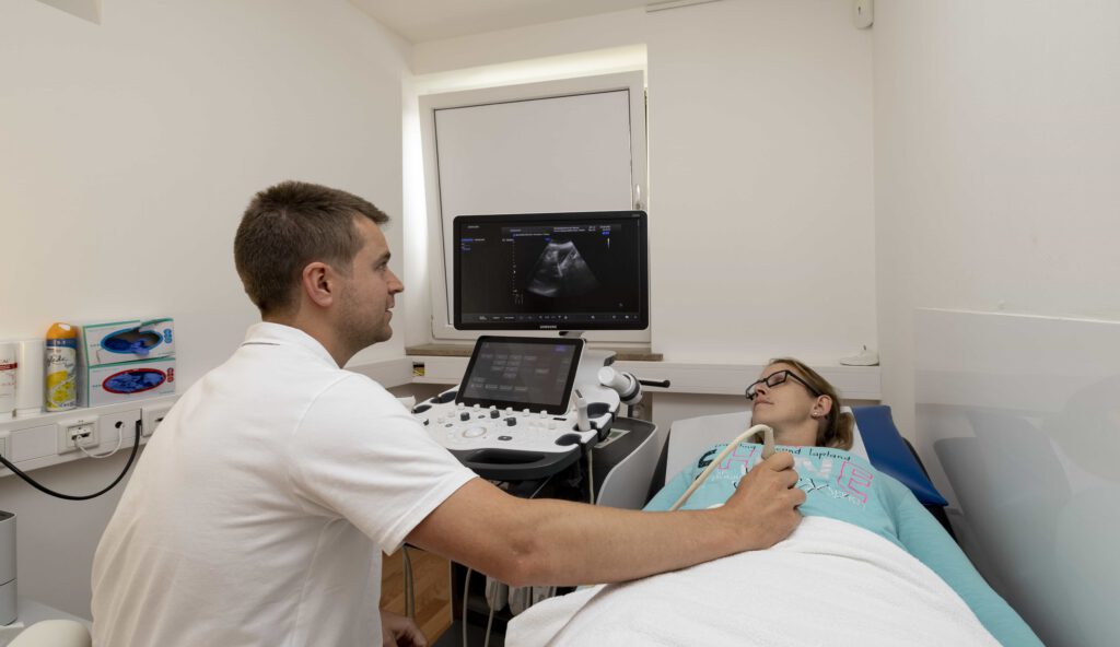 Arzt bei einer Ultraschalluntersuchung