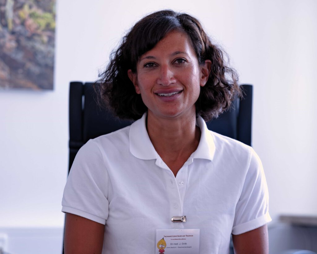 Dr. med. Johanna Gräb im Sprechzimmer