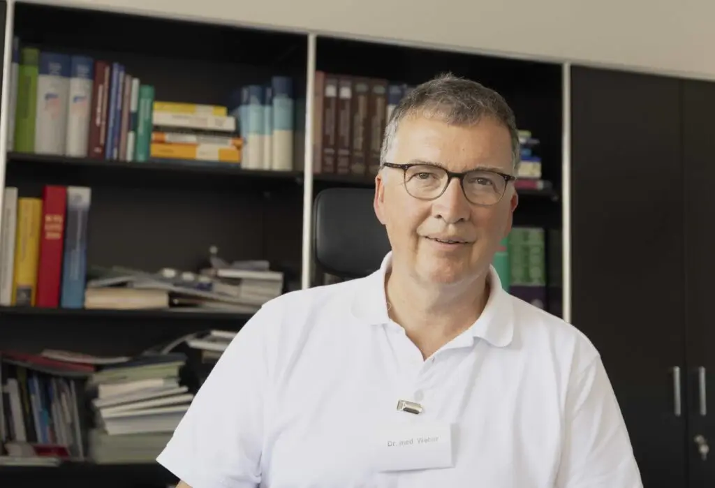 Dr. med. Christoph Weber im Sprechzimmer