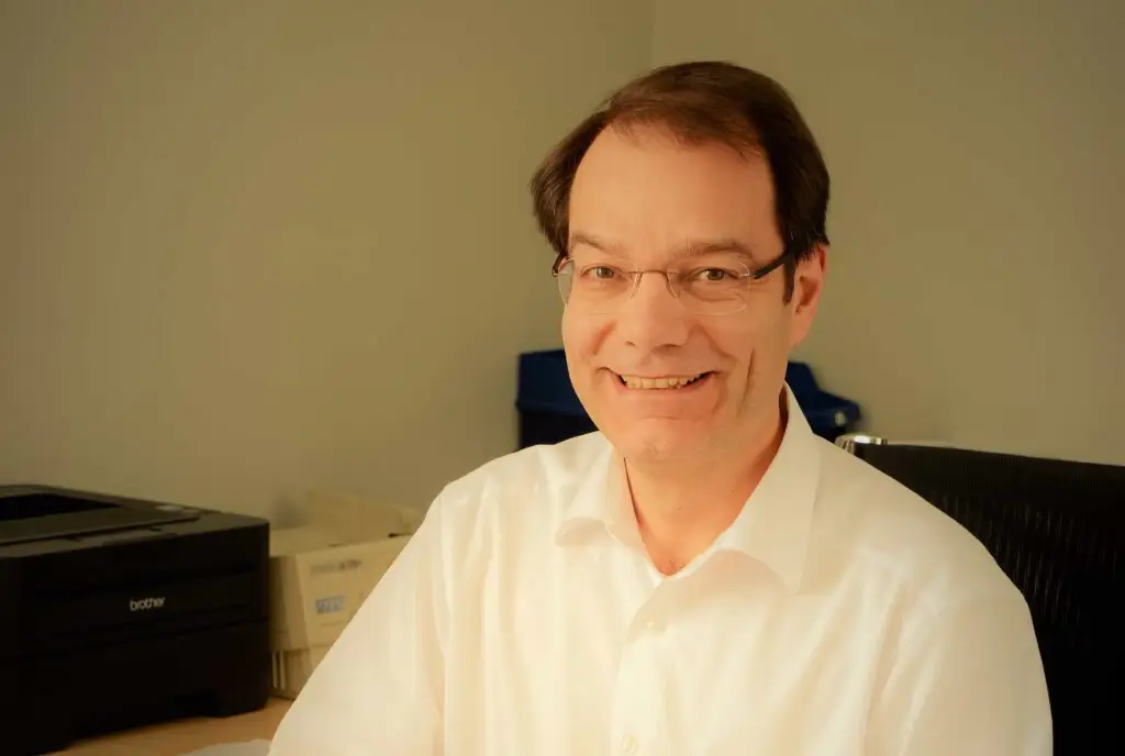 Dr. med. Stephan Dols im Sprechzimmer